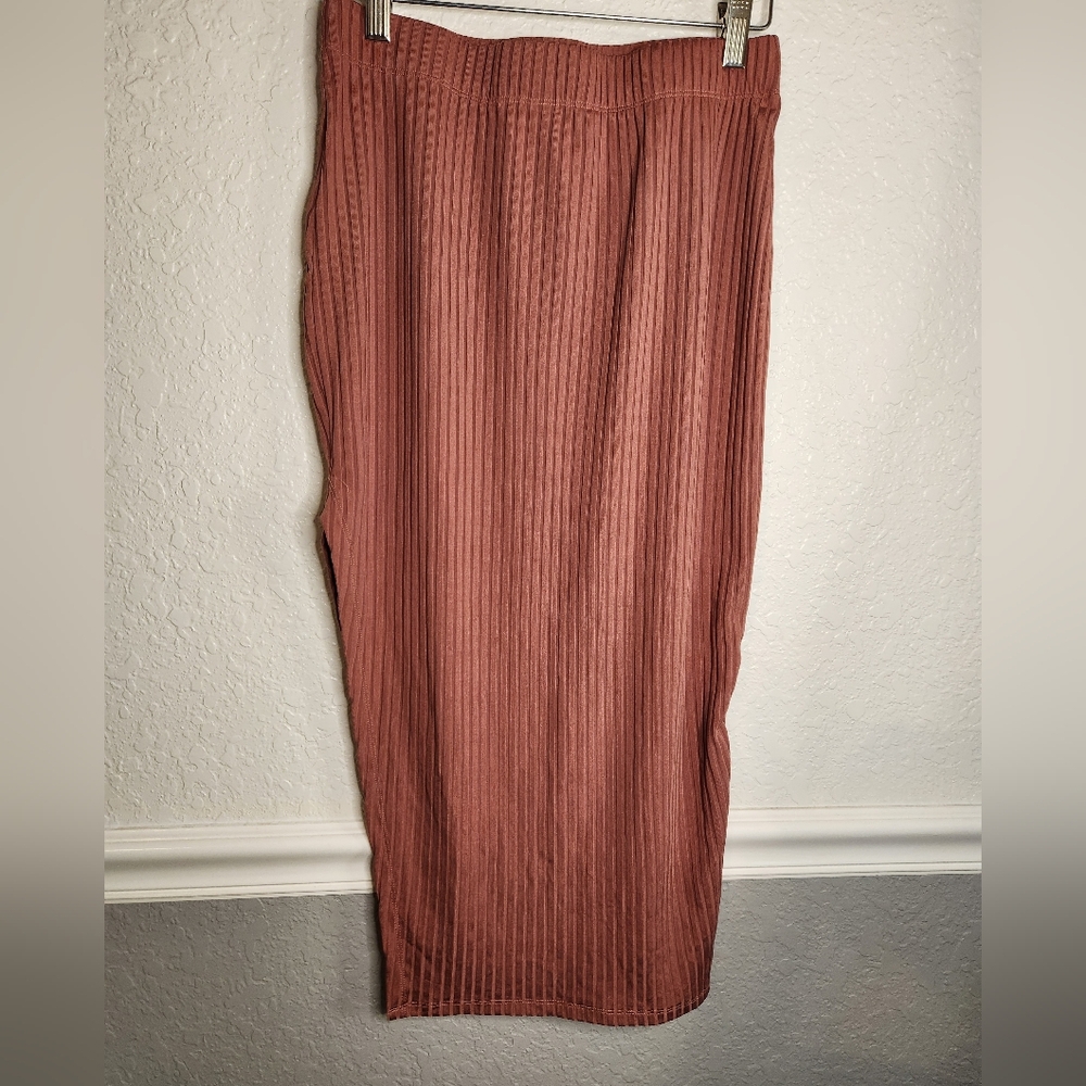 Ribbed Midi Skirt in Rust‎ Magenta With Side Slit